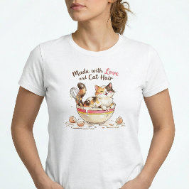 愛と猫の毛で作られました 面白い猫ママ Tシャツ