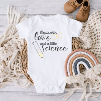 愛と科学IVF引用文イエローブラック文字 ベビーボディスーツ