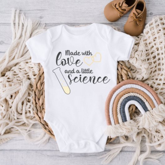 愛と科学IVF引用文イエローブラック文字 ベビーボディスーツ