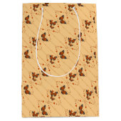 愛と蝶のオレンジ色の対角線 ミディアムペーパーバッグ (正面)