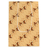 愛と蝶のオレンジ色の対角線 ミディアムペーパーバッグ (裏面)