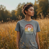 愛に根ざし信仰心と共に高く昇る デザイン Tシャツ