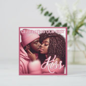 愛に満ちたアフリカ系アメリカ人カップルのファーストキス ピンク シーズンカード (スタンド正面)