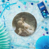 愛に酔う若いカップル（ボートでのキス） ペーパープレート (パーティー)