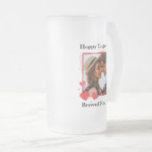 愛のカップルの写真のために醸造された一緒にホップ フロストグラスビールジョッキ (正面右)