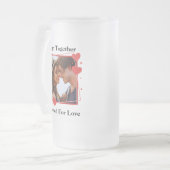 愛のカップルの写真のために醸造された一緒にホップ フロストグラスビールジョッキ (正面左)