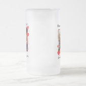 愛のカップルの写真のために醸造された一緒にホップ フロストグラスビールジョッキ (中央)