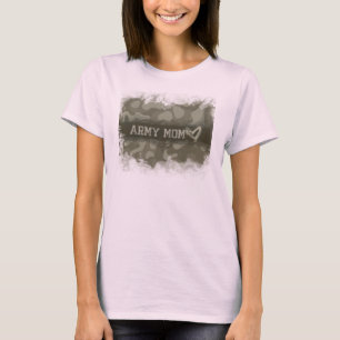 愛のカムフラージュの軍隊のお母さんのハート Tシャツ