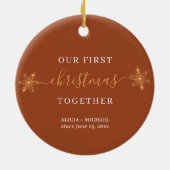 愛のスクリプトのカップル写真の初めてのクリスマスを一緒に セラミックオーナメント (裏面)