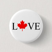 愛のタイポグラフィとカナダアカエデの葉 缶バッジ (正面)