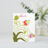 愛のハートと可愛い木の上のバーディー ポストカード (スタンド正面)