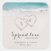 愛のハートを砂のビーチ結婚式に広げる スクエアシール (正面)