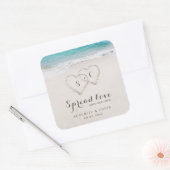 愛のハートを砂のビーチ結婚式に広げる スクエアシール (封筒)