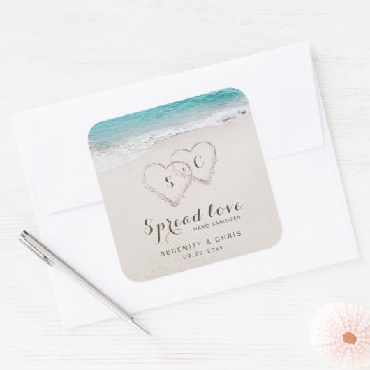 愛のハートを砂のビーチ結婚式に広げる スクエアシール (封筒)