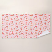 愛のパターン:ピンクの背景の赤いハート バスタオル (バスタオル)