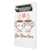 愛のパンはこちら – かわいいロマンチックなコーヒーカップル ミニクリップボード (アングル2)