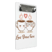 愛のパンはこちら – かわいいロマンチックなコーヒーカップル ミニクリップボード (アングル)