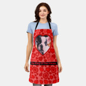 愛のパーソナライズされたハート形の写真 エプロン (着用した状態)