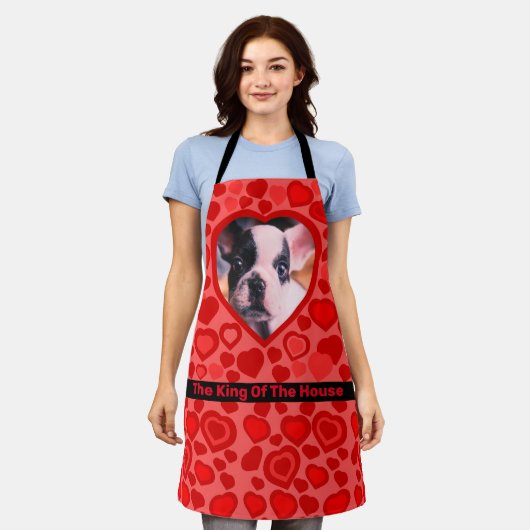 愛のパーソナライズされたハート形の写真 エプロン (着用した状態)