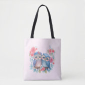 愛のフクロウが木の枝に座る トートバッグ (正面)