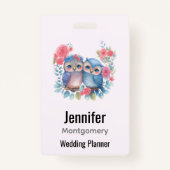 愛のフクロウが木の枝に座る バッジ (正面)