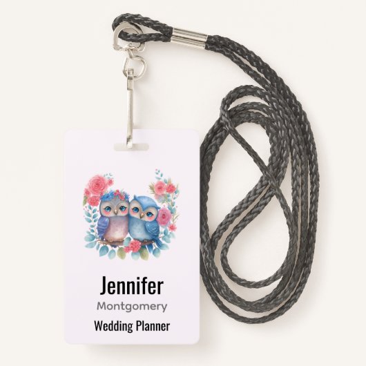 愛のフクロウが木の枝に座る バッジ (正面ランヤード)