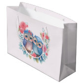 愛のフクロウが木の枝に座る ラージペーパーバッグ (裏面アングル)