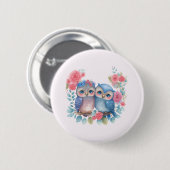 愛のフクロウが木の枝に座る 缶バッジ (正面&裏面)