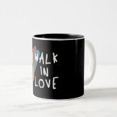 愛の中を歩く – インスパイアのキリスト教引用文 ツートーンマグカップ (正面右)
