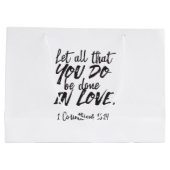 愛の行動 – 1コリント16:14 感動的 ラージペーパーバッグ (裏面)