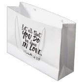 愛の行動 – 1コリント16:14 感動的 ラージペーパーバッグ (正面アングル)