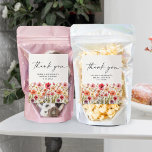 愛の開花ブライダルシャワー食品スナックラベル ワインラベル<br><div class="desc">この美しいデザインは、リアルな柔らかいパステルビューティフルなワイルドフラワーのアレンジとスクリプモダント（編集可能カラー）フォントを備えている。自分カスタマイズのブライダルシャワー名で好きなブライダルシャワーに感謝していラベルを置く。治療バッグ、お気に入りバッグ、食品好きバッグに最適。一致する項目の詳細については、コレクション全体を参照</div>