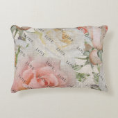 愛の開花：リネンのピンクと白のバラ アクセントクッション (正面)