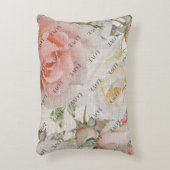 愛の開花：リネンのピンクと白のバラ アクセントクッション (正面(垂直))