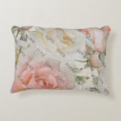 愛の開花：リネンのピンクと白のバラ アクセントクッション (裏面)