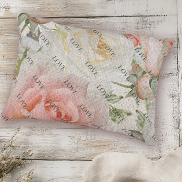 愛の開花:リネンのピンクと白のバラ アクセントクッション