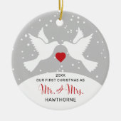愛の鳥のパーソナライズされたミスターとミセス・ファースト・クリスマス セラミックオーナメント (正面)