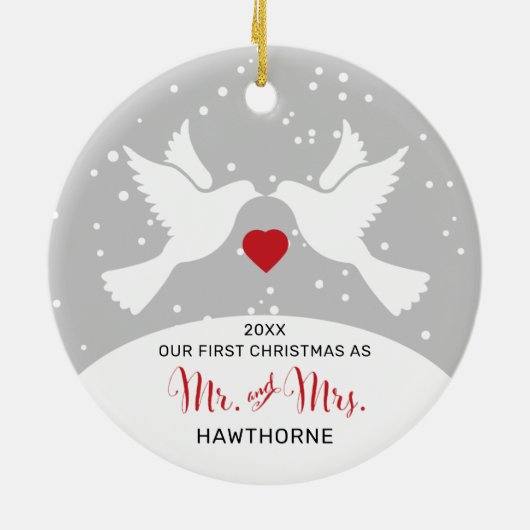 愛の鳥のパーソナライズされたミスターとミセス・ファースト・クリスマス セラミックオーナメント (裏面)