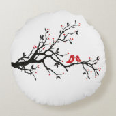 愛の鳥オンブランチ – ロマンチックな赤いハートツリーアート ラウンドクッション (裏面)