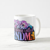 愛はおばあちゃんと呼ばれている コーヒーマグカップ (正面右)