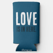 愛はここにある。おもしろい引用文。青と白 スリム缶クーラー (裏面)