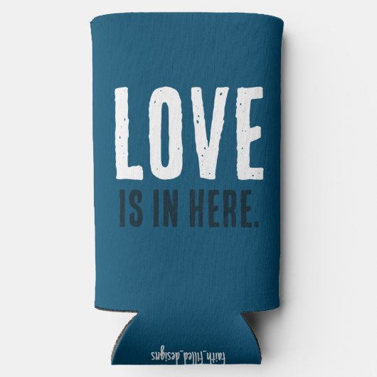 愛はここにある。おもしろい引用文。青と白 スリム缶クーラー (裏面)