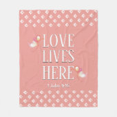 愛はここにピンク色で住んでいる フリースブランケット (正面)