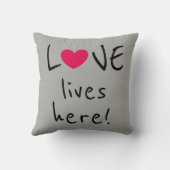 愛はここに住む可愛い引用文 クッション (裏面)
