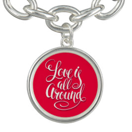 愛はすべてのスクリプトのまわりにレタリングピンク チャームブレスレット