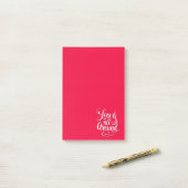 愛はすべてのスクリプトのまわりにレタリングピンク ポストイット (デスク上)