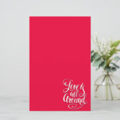 愛はすべてのスクリプトのまわりにレタリングピンク 便箋 (スタンド正面)