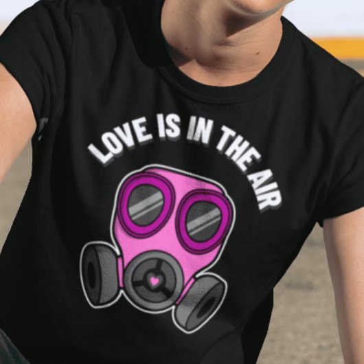 愛はエアガスマスクのシャツの中にある Tシャツ