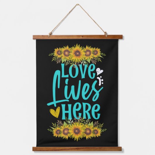 愛はヒマワリと共にここに住む 吊り下げ型タペストリー (正面)