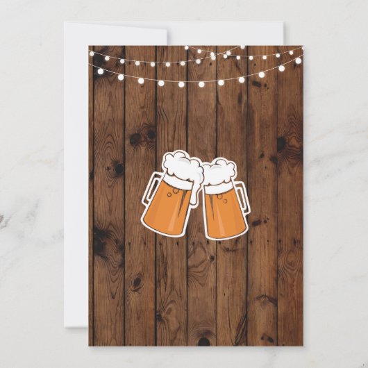 愛はビール木製のカップルのシャワーの招待を醸造しています 招待状 (裏面)